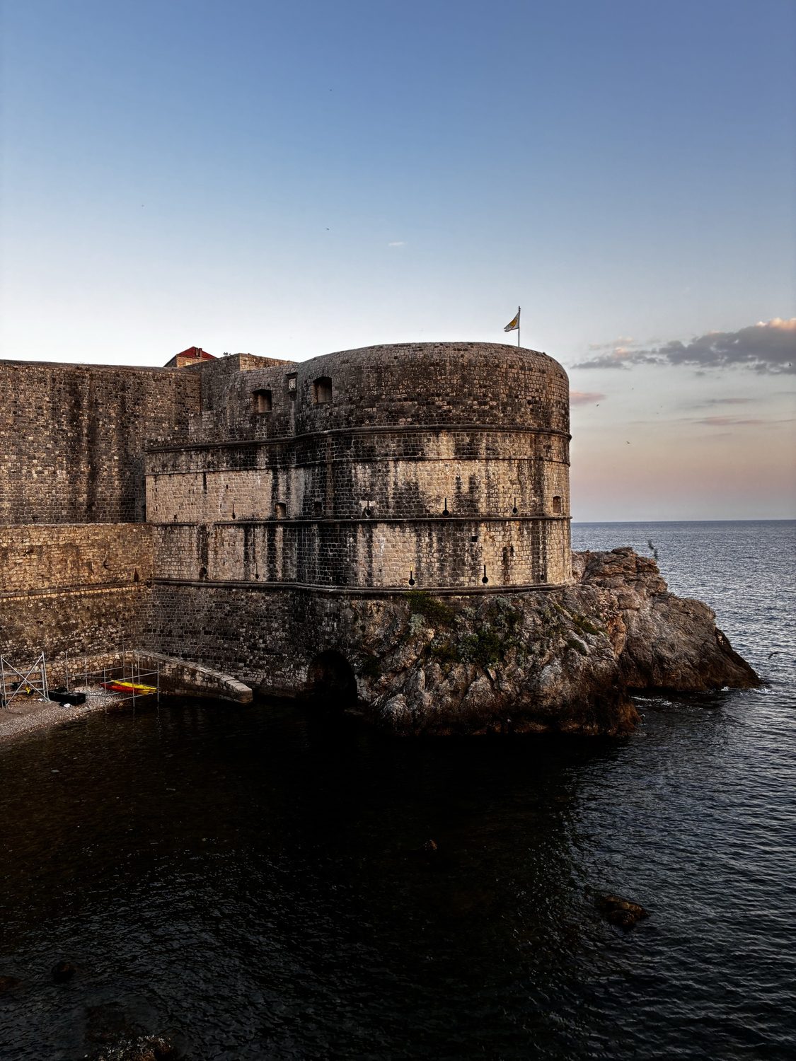 Die Stadtmauern von Dubrovnik vom Wasser aus im Abendlicht