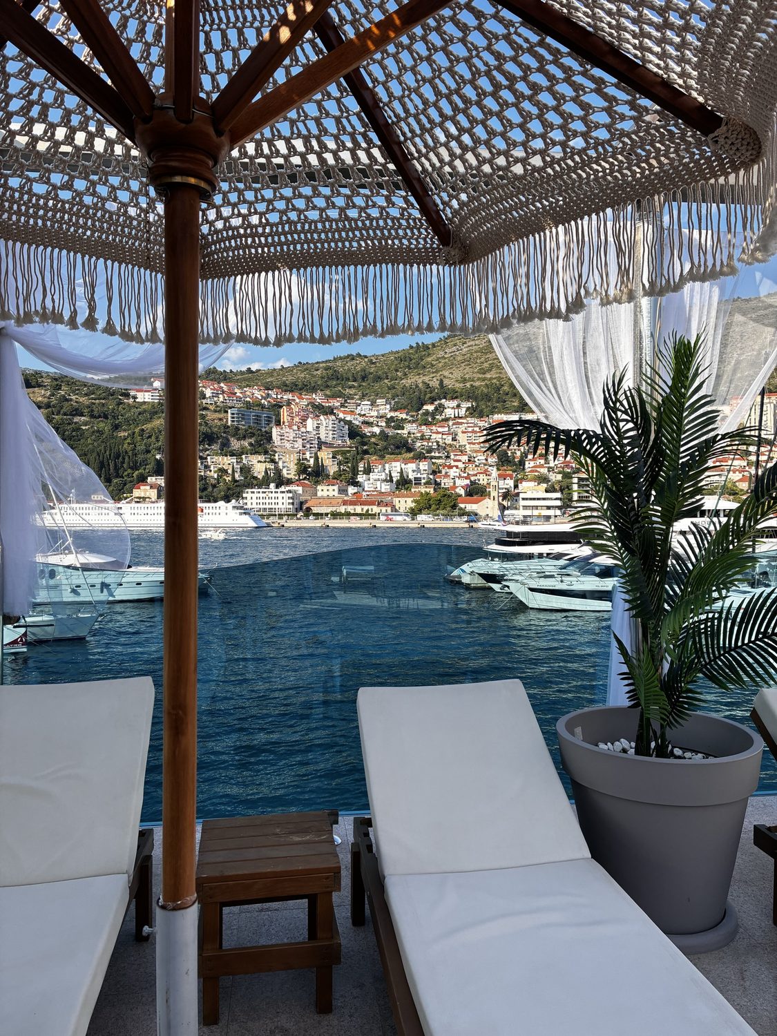 Beachclub-Terrasse auf den Elaphiten vor Dubrovnik mit Blick über das Wasser