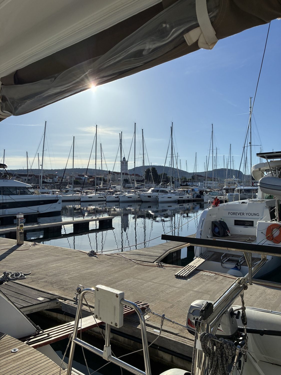 Masten in der Marina Mandalina in Šibenik im Morgenlicht – der Start des Törns