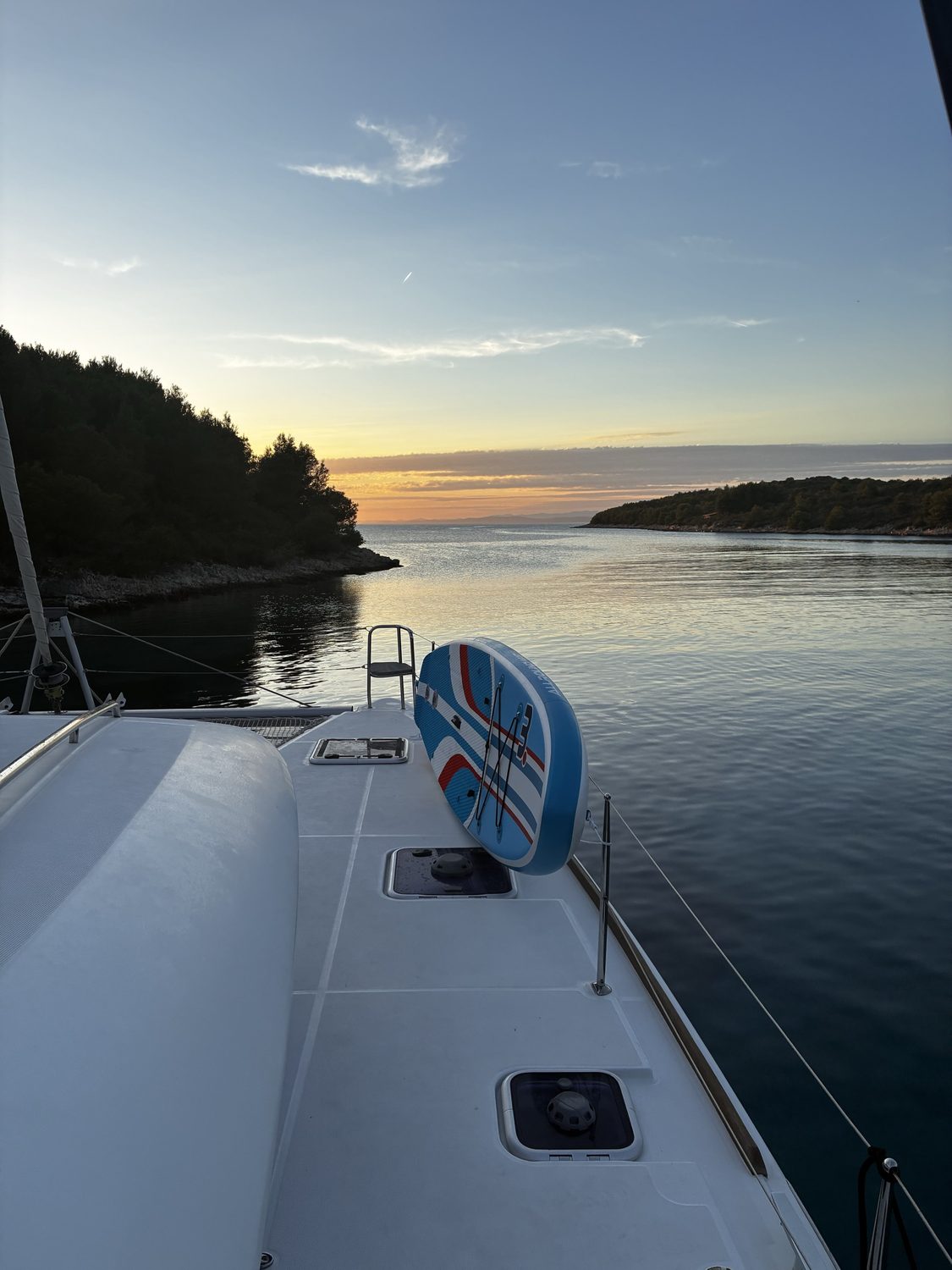 Stand-up-Paddle-Board an Bord bei Sonnenuntergang vor Anker nahe Hvar