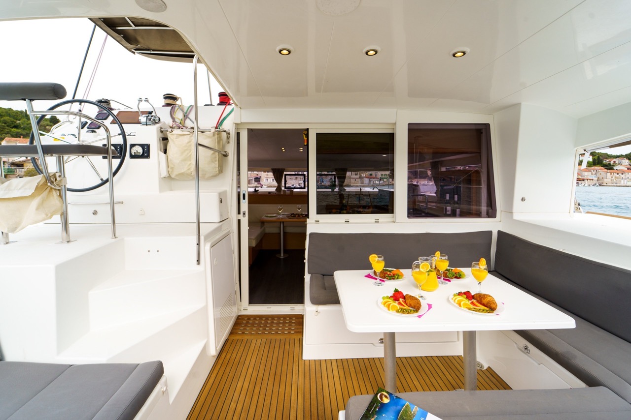 Gedeckter Cockpit-Tisch mit Blumen – Dinner an Deck