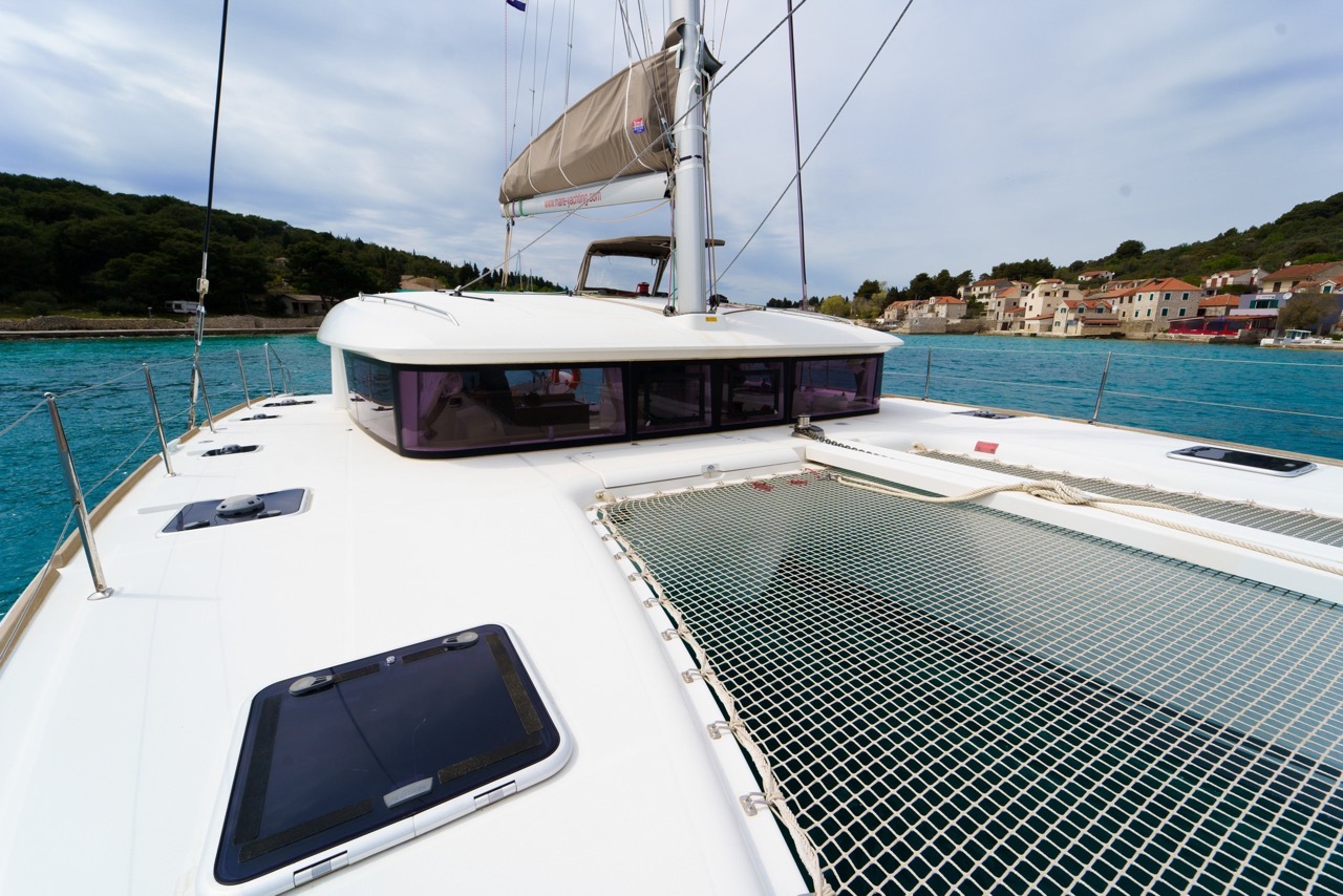 Teak-Vordeck der Lagoon 400 S2 über tiefblauem Wasser