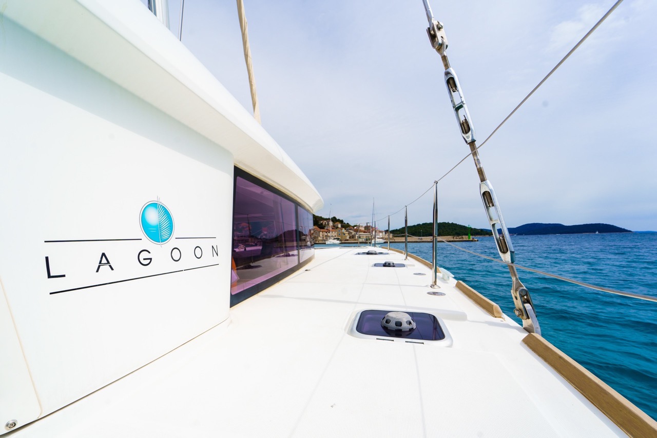 Vordeck mit Mast und gepackten Segeln