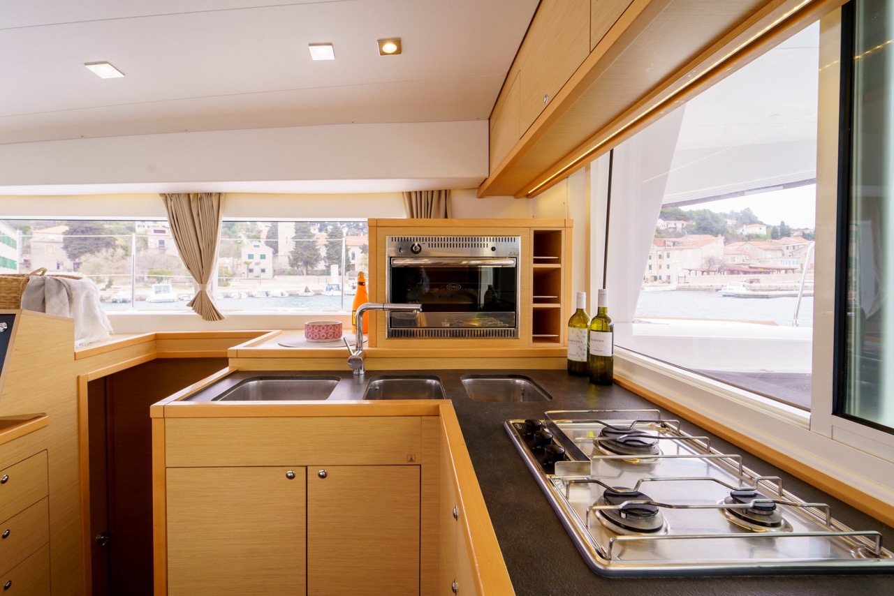 Pantry mit Kochfeld und Meerblick