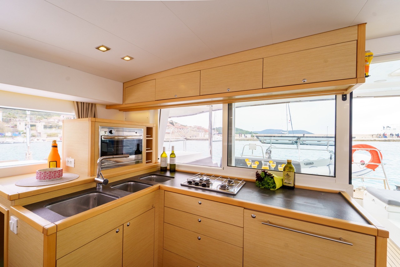 Voll ausgestattete Pantry aus hellem Holz mit Meerblick