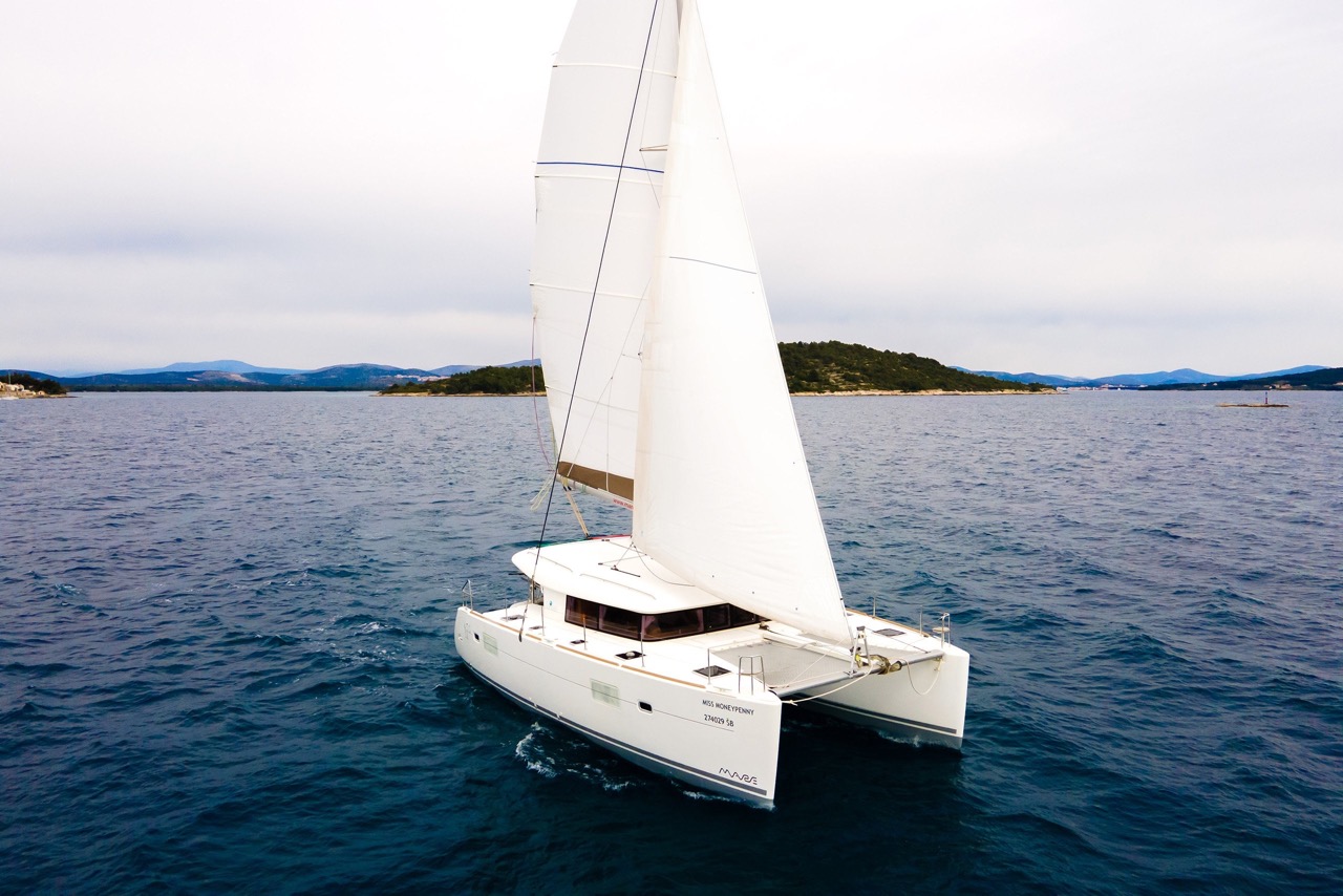 Miss Moneypenny unter Segeln vor einer dalmatinischen Insel