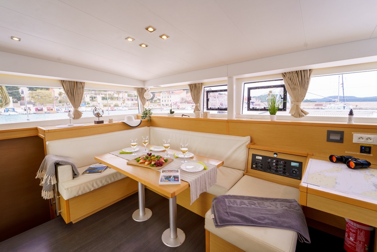 Helle Salon-Sitzbank mit Panoramafenstern