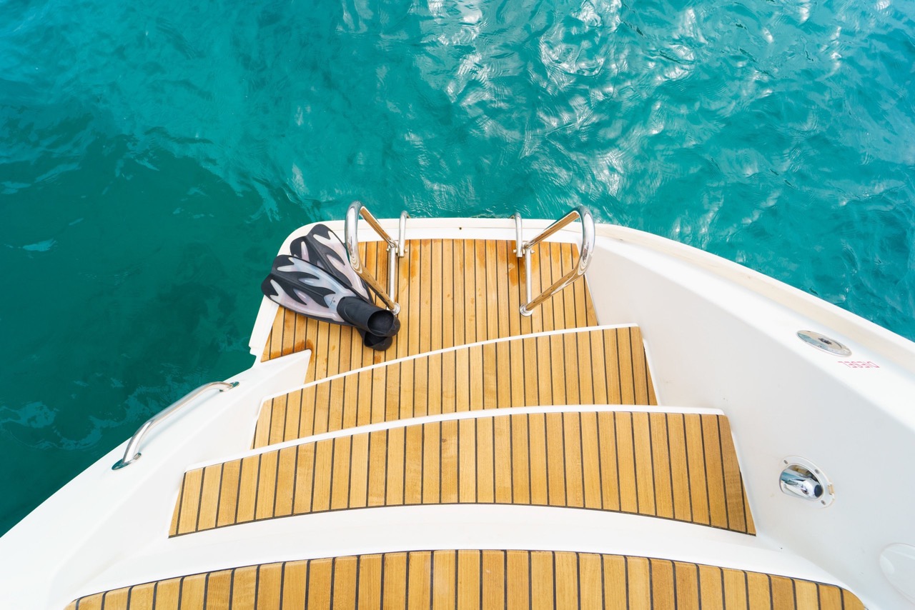 Teak-Badeplattform mit Badeleiter an der Wasserlinie